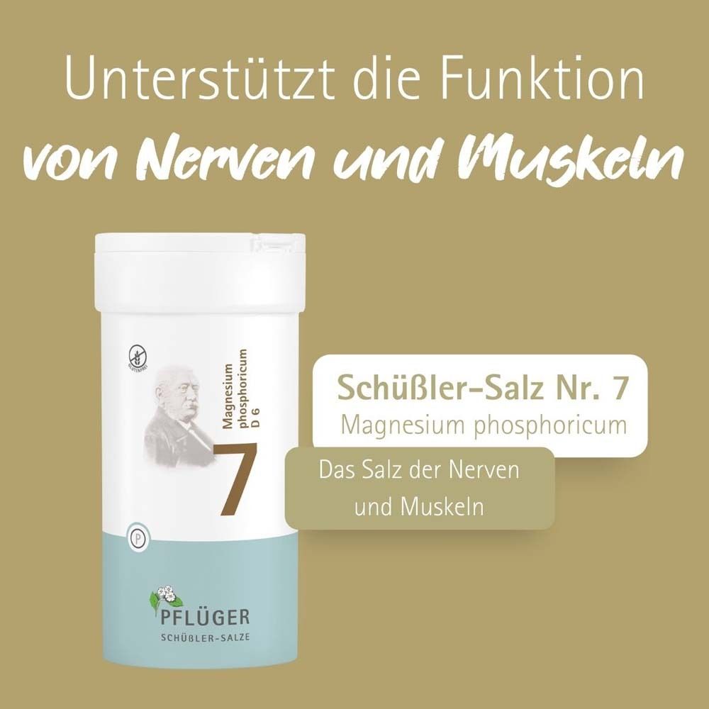 Junge Frau sitzt auf einer Bank. Text über Magnesium phosphoricum. Hintergrund: Bäume und Gebäude.