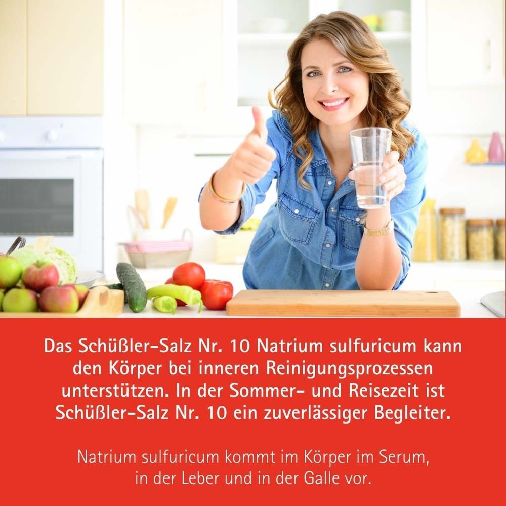 Frau mit Glas Wasser. Text: "Schüßler-Salz Nr. 10 Natrium sulfuricum kann...Reinigungsprozessen unterstützen..."