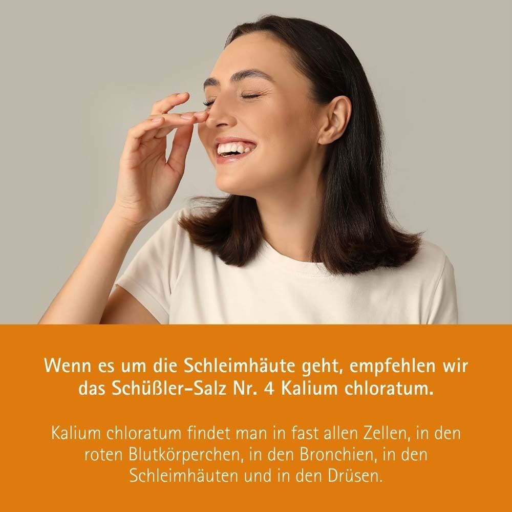 Text auf orangefarbenem Hintergrund. Frau berührt Nase. Text: Schüßler-Salz Nr. 4 Kalium chloratum. Kalium chloratum in Zellen.