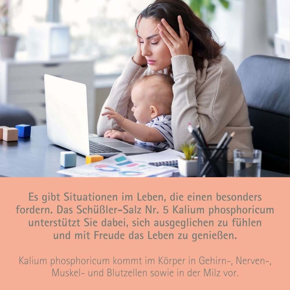 Frau mit Baby am Laptop. Text: Schüßler-Salz Nr. 5 Kalium phosphoricum unterstützt Sie dabei, sich ausgeglichen zu fühlen.