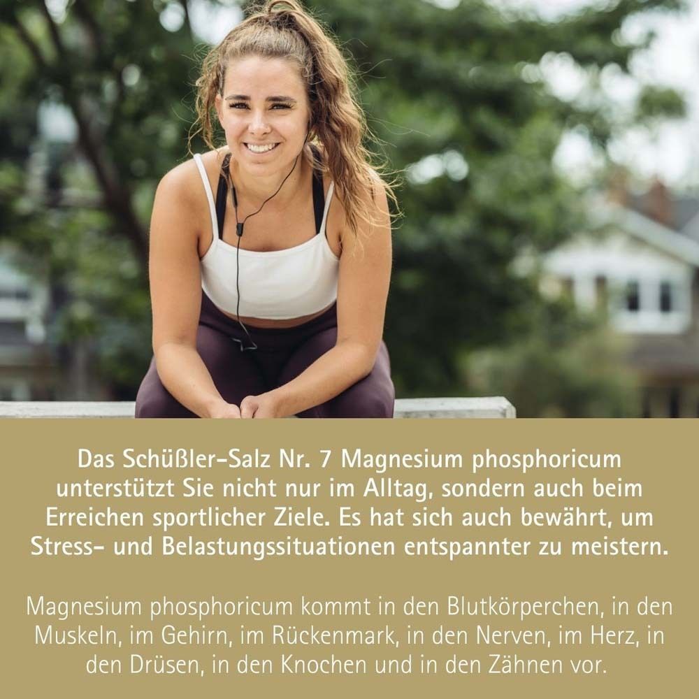 Frau sitzt auf einer Bank. Text: Schüßler-Salz Nr. 7 Magnesium phosphoricum. Text über Stress und Belastung.