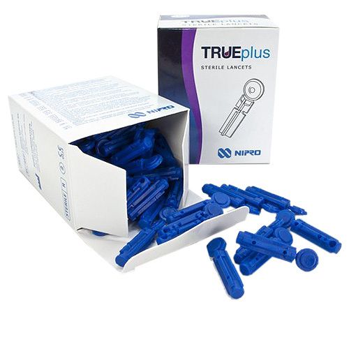Zwei Kartons mit blauen Lanzetten. Ein Karton ist geöffnet und enthält Lanzetten. Auf einem Karton steht "TRUEplus Sterile Lanzetten".