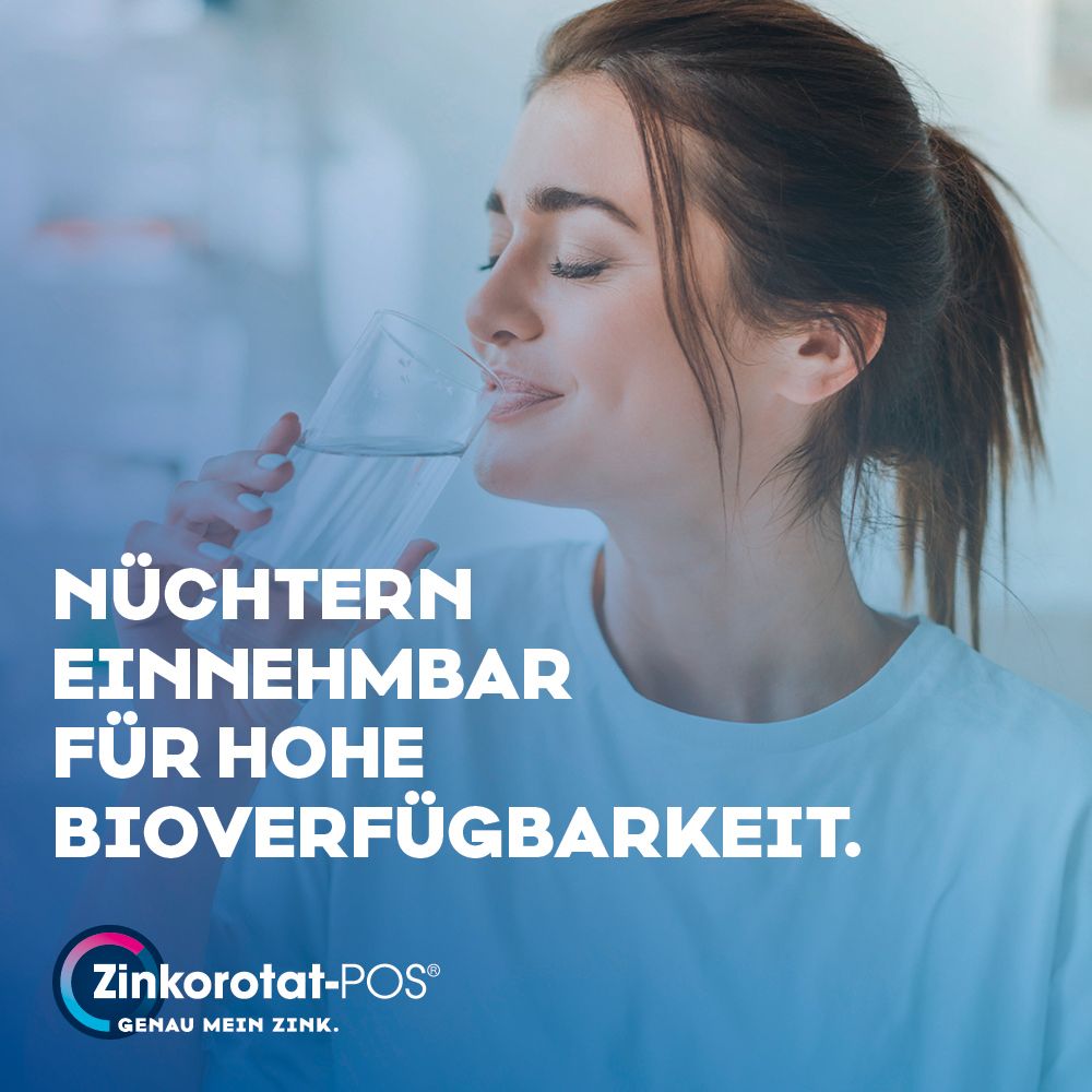 Frau trinkt Wasser. Text: Nüchtern einnehmbar für hohe Bioverfügbarkeit. Zinkorotat-POS® Logo.