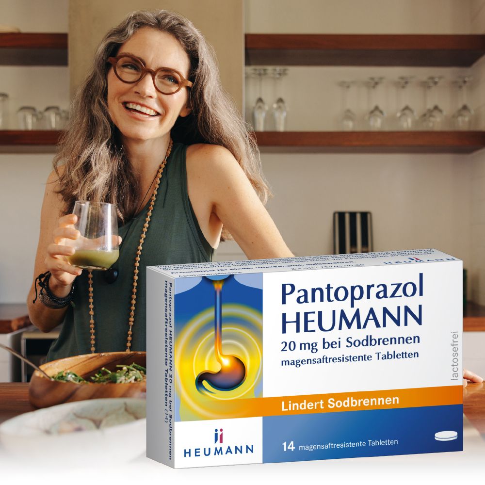 Frau mit Brille und Getränk, neben einer Packung PANTOPRAZOL HEUMANN 20 mg. Aufdruck: 14 magensaftresistente Tabletten. Logo HEUMANN.