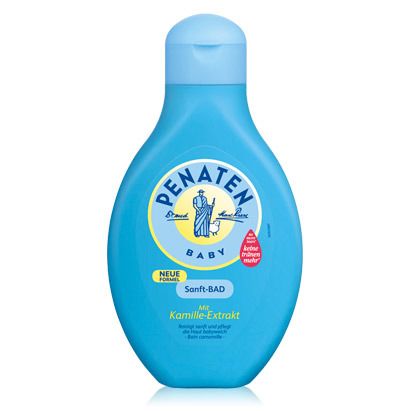 Hellblaue Flasche mit blauem Klappverschluss. Aufschrift: PENATEN BABY Sanft-BAD. Mit Kamille-Extrakt. Runde Form.