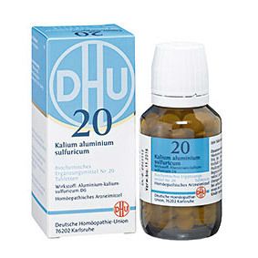 Blau-weiße Schachtel und braune Glasflasche mit Tabletten. Beschriftung: DHU 20, Kalium aluminium sulfuricum D6. Deutsche Homöopathie-Union.