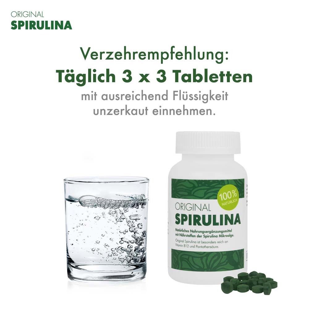 Glas Wasser, Flasche "ORIGINAL SPIRULINA" und Tabletten. Verzehrempfehlung: 3x3 Tabletten.