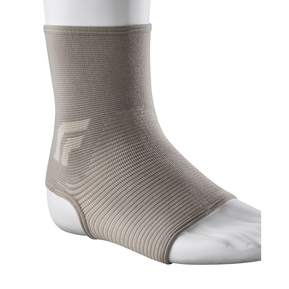 FUTURO Comfort Sprunggelenk-Bandage. Beige Bandage am Fuß. Elastisches Material. Angedeutetes Logo.
