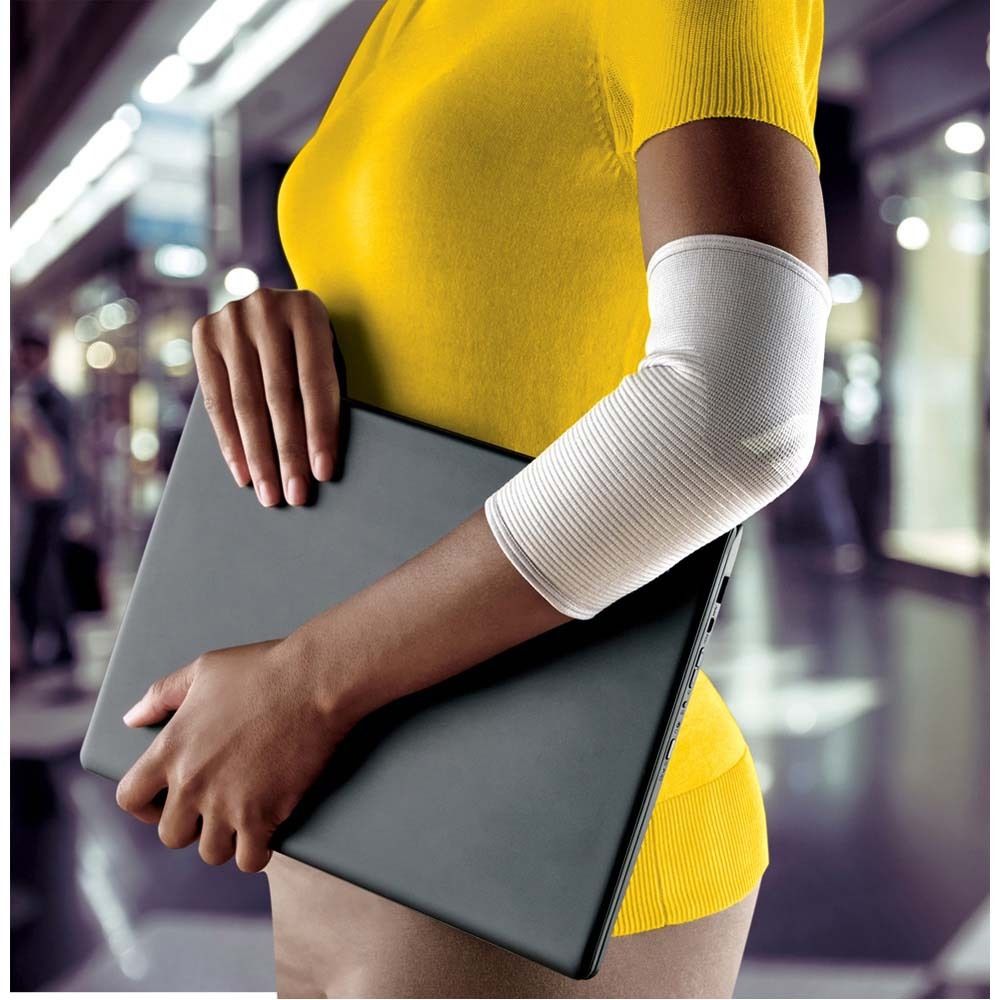 Person mit FUTURO Comfort Ellenbogen-Bandage am Arm. Bandage weiß, Größe M. Person hält einen Laptop.