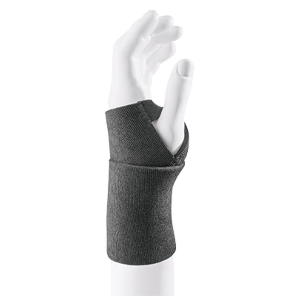 FUTURO® SPORT Handgelenk-Bandage, schwarz. Bandage mit Daumenschlaufe, auf weißem Armmodell. Ansicht von der Seite.