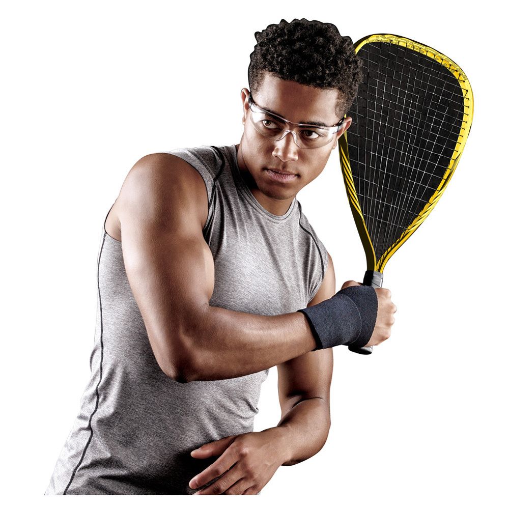 Mann mit FUTURO® SPORT Handgelenk-Bandage, schwarz. Er hält einen Schläger. Trägt Schutzbrille.