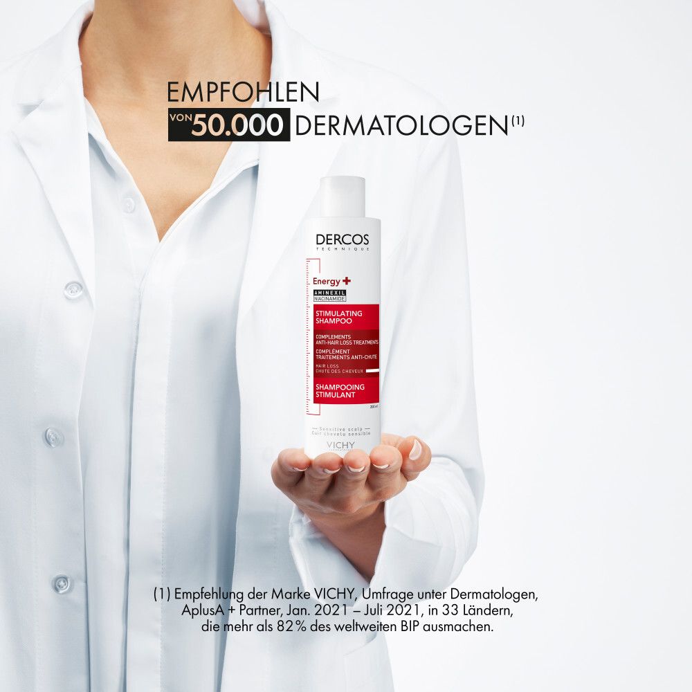 Person hält Shampoo. Text: Empfohlen von 50.000 Dermatologen. VICHY Dercos. Weißer Laborkittel.
