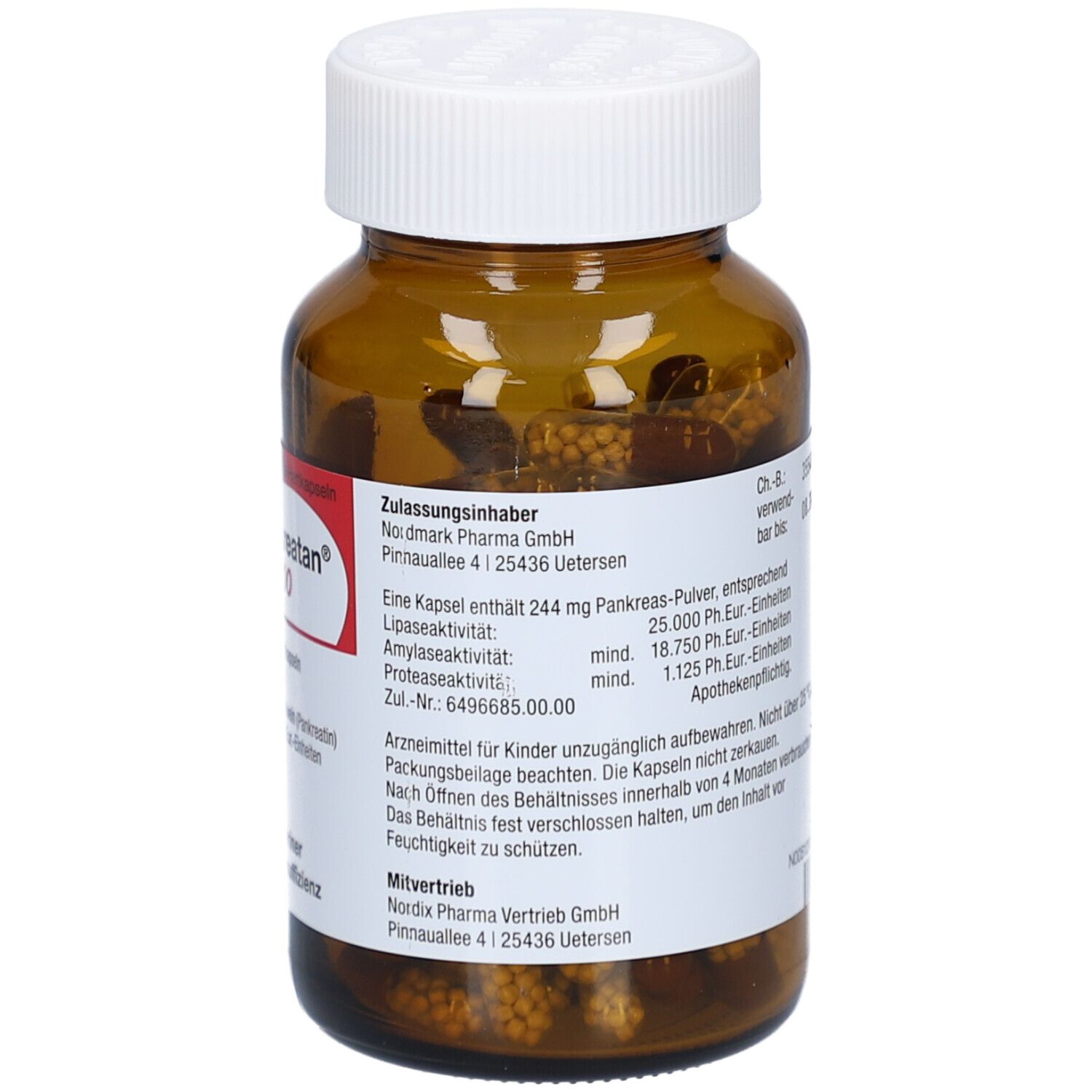 Braune Kapseln in einer braunen Glasflasche mit weißem Deckel. Die Flasche ist fast voll.