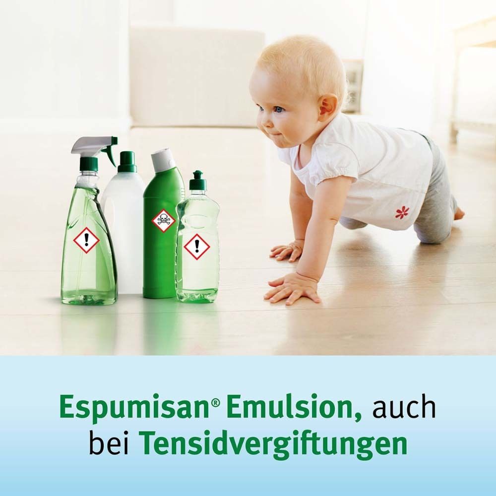 Baby krabbelt. Im Hintergrund Reinigungsmittel. Text: Espumisan® Emulsion, auch bei Tensidvergiftungen.