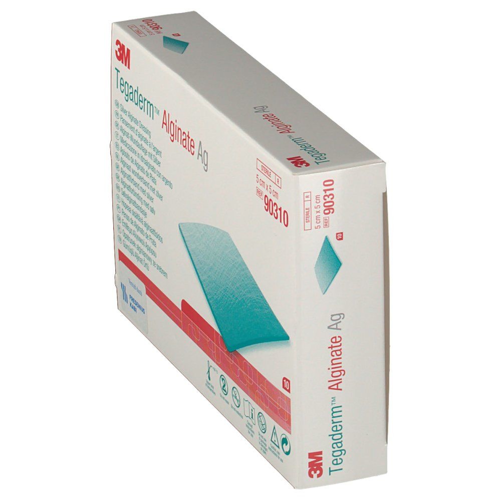 Schräg gestellte Verpackung von Tegaderm Alginate Ag. Die Box zeigt Produktnamen, Größe 5x5 cm und Logos. Ein blaues Produkt ist sichtbar.