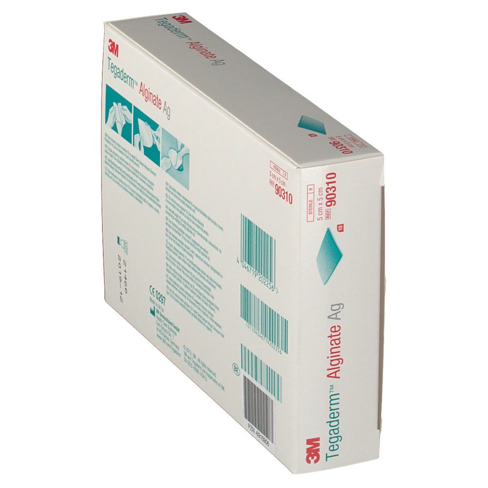 Schräg gestellte Verpackung von Tegaderm Alginate Ag. Rückseite mit Barcodes, CE-Kennzeichnung und Logos. Produktname und Größe sichtbar.