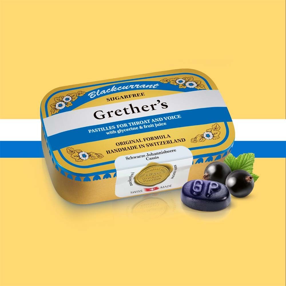 Zuckerfreie Pastillen mit Glycerin und Fruchtsaft. Dose mit Produkt, Johannisbeeren und Pastille. Schweizer Qualität.