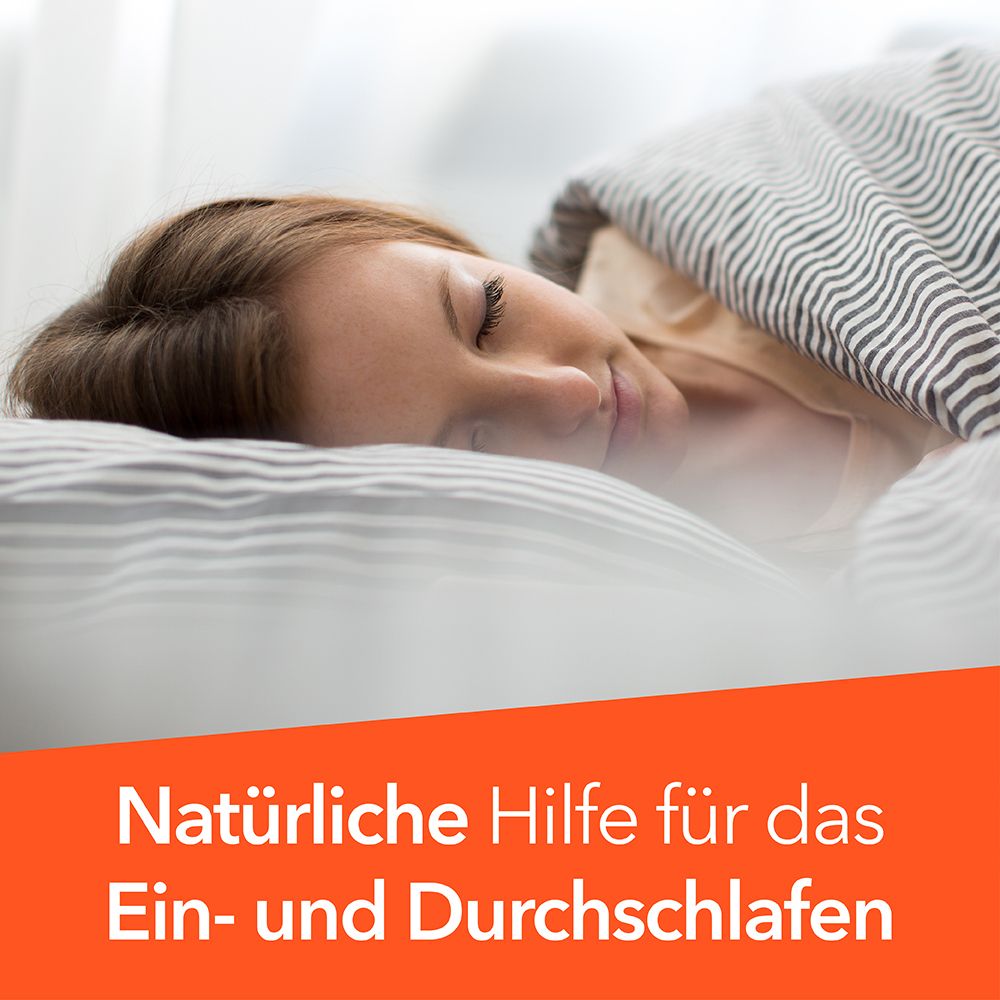 Person schläft im Bett. Orangefarbener Balken mit Text: Natürliche Hilfe für das Ein- und Durchschlafen.