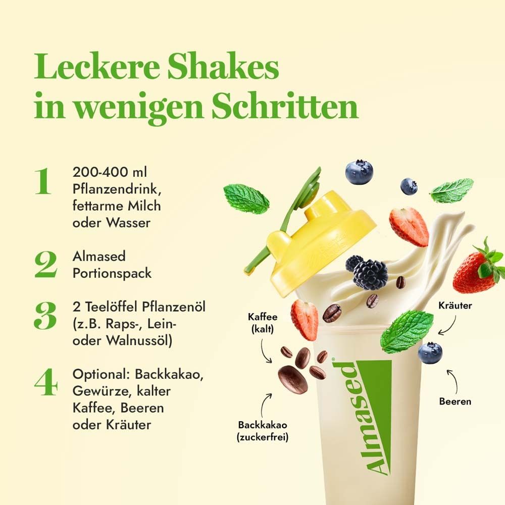 Zubereitung eines Shakes. Zutaten: Pflanzenmilch, Almased®-Portionspack, Öl, Früchte, Kräuter. Mit Almased®-Logo.
