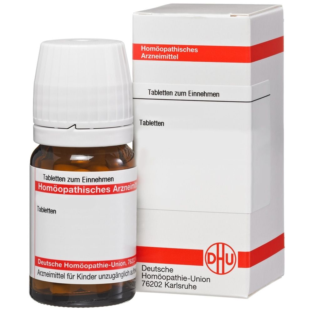 Braune Tablettenflasche mit weißem Deckel und weißer Verpackung. Aufschrift: Homöopathisches Arzneimittel, Tabletten.