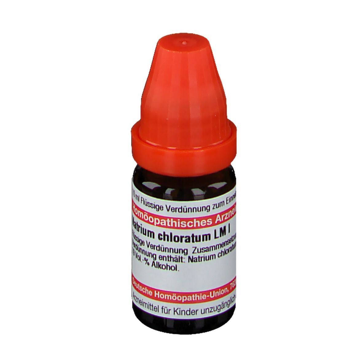 Braune Glasflasche mit rotem Verschluss. Etikett mit Text: Natrium chloratum LM I. Deutsche Homöopathie-Union.