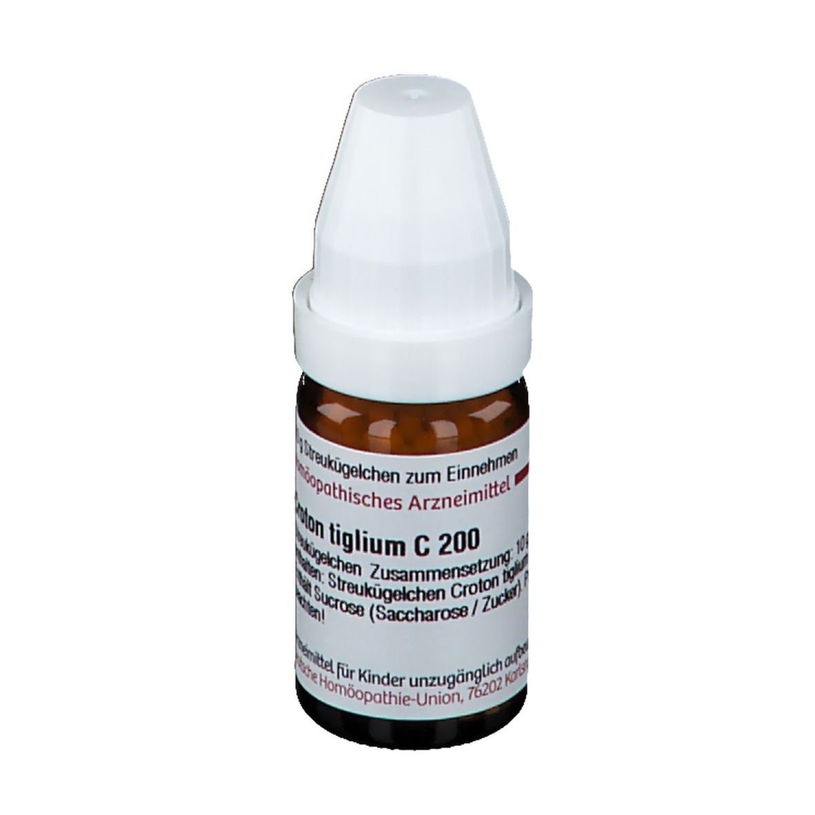Braune Glasflasche mit weißem Deckel. Beschriftung: Croton tiglium C 200. Enthält Streukügelchen. Deutsche Homöopathie-Union.