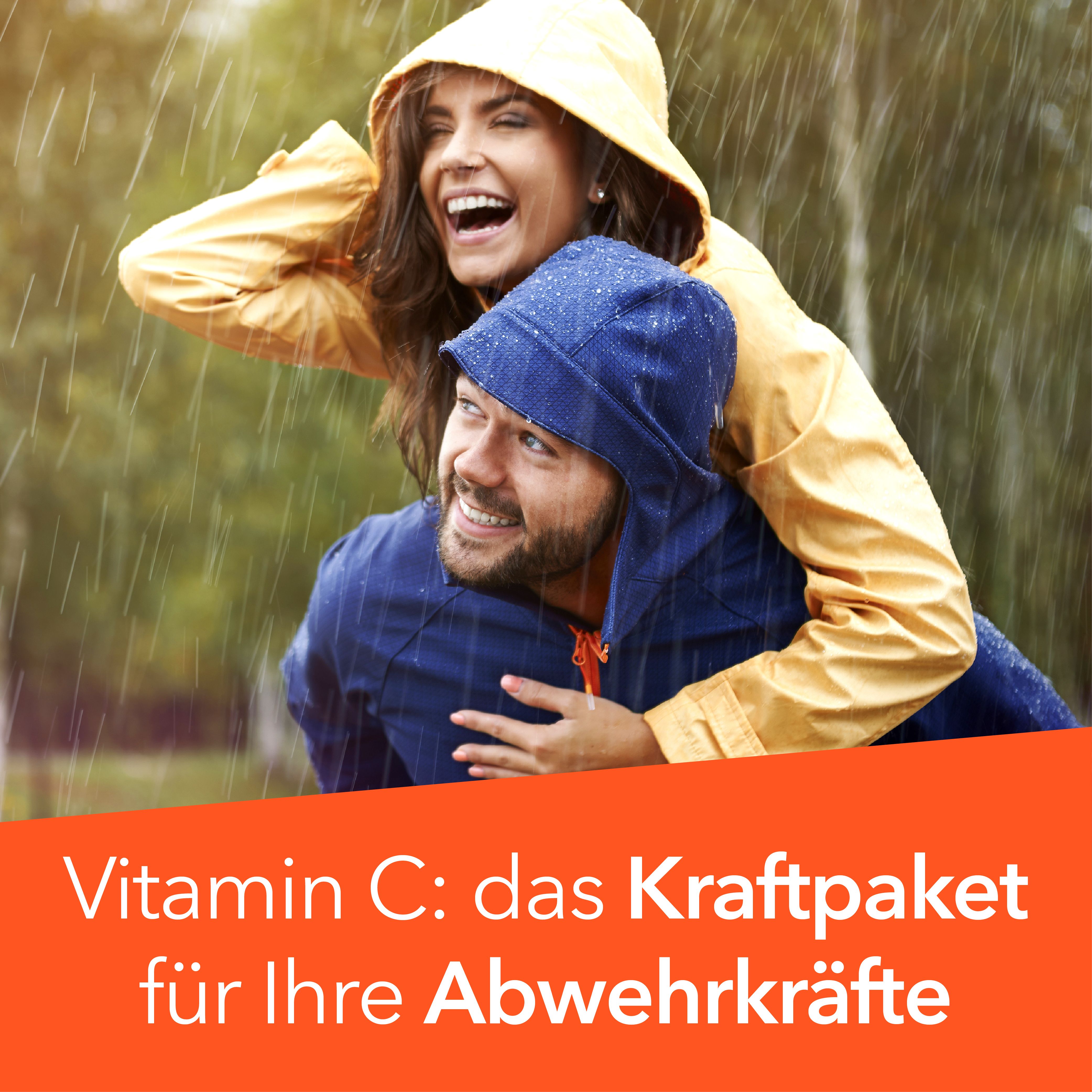 Ein Paar lacht im Regen, Vitamin C für Abwehrkräfte.