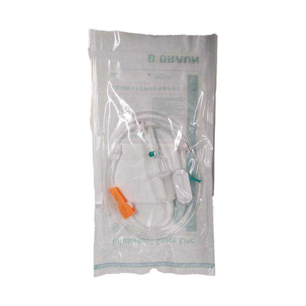 Infusionsbesteck in Folienverpackung. Sichtbar: transparente Schläuche, orangefarbener Verschluss, grüner Verschluss. Verpackung mit Aufdruck.