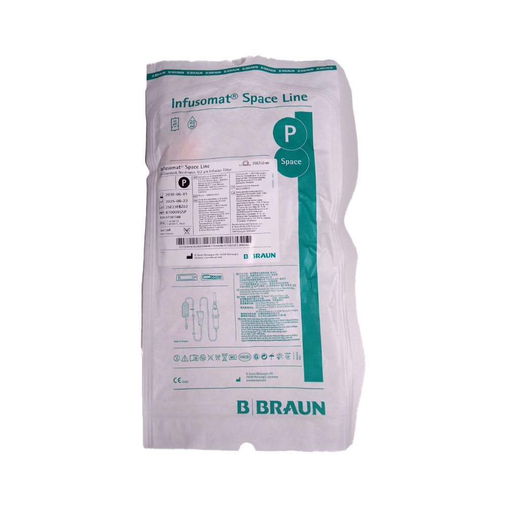 Infusionsbesteck in Folienverpackung. Aufdruck: B. Braun, Infusomat Space Line. Verpackung mit Produktinformationen und Piktogrammen.