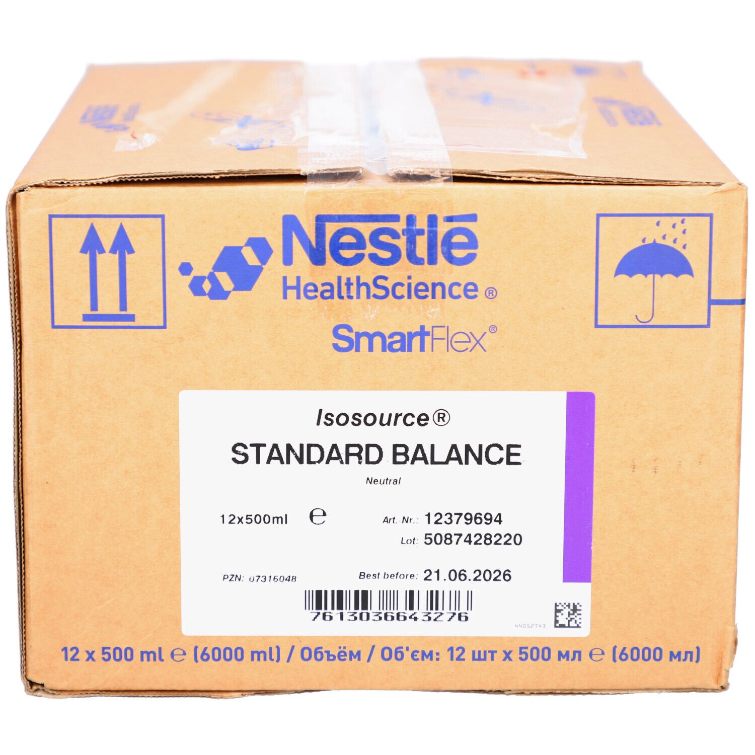 Karton mit Nestlé HealthScience ISOSOURCE Standard Balance. Aufdrucke: Produktname, Chargennummer, Verfallsdatum, 12x500ml.