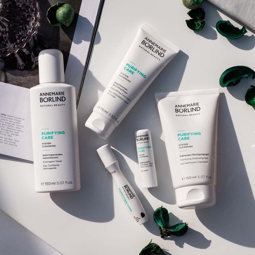 Kosmetikprodukte auf weißem Untergrund. Produkte von ANNEMARIE BÖRLIND, PURIFYING CARE. Grünzeug.