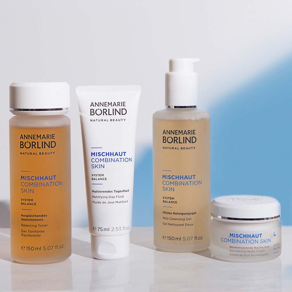 Vier Produkte von ANNEMARIE BÖRLIND. Reinigungsgel, Tagesfluid, Reinigungs- und Nachtcreme. Auf hellem Hintergrund.