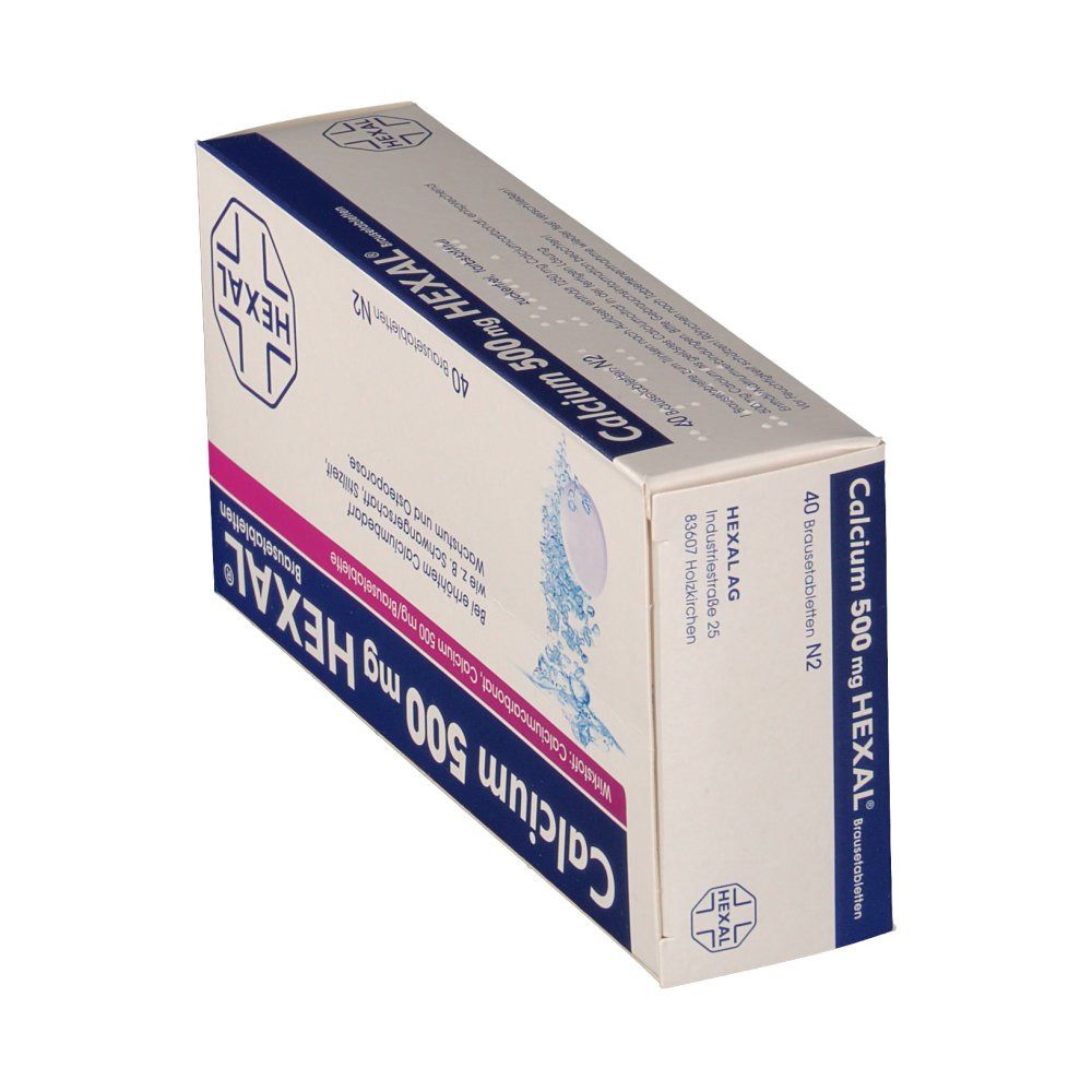 Schrägansicht der Calcium 500 mg HEXAL Brausetabletten-Verpackung. Weiße Schachtel mit blauem Deckel und Logo. 40 Brausetabletten.