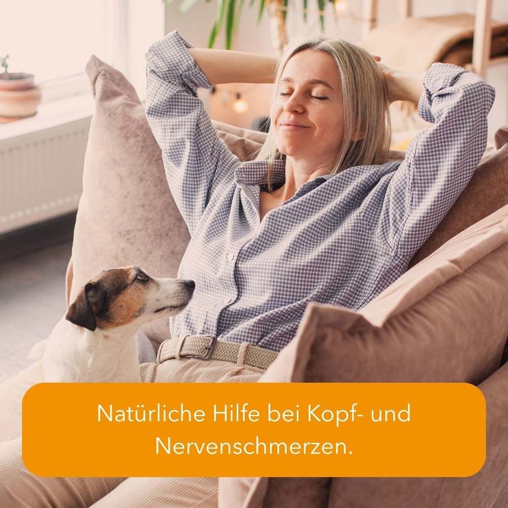 Frau entspannt auf einem Sofa. Text: Natürliche Hilfe bei Kopf- und Nervenschmerzen.