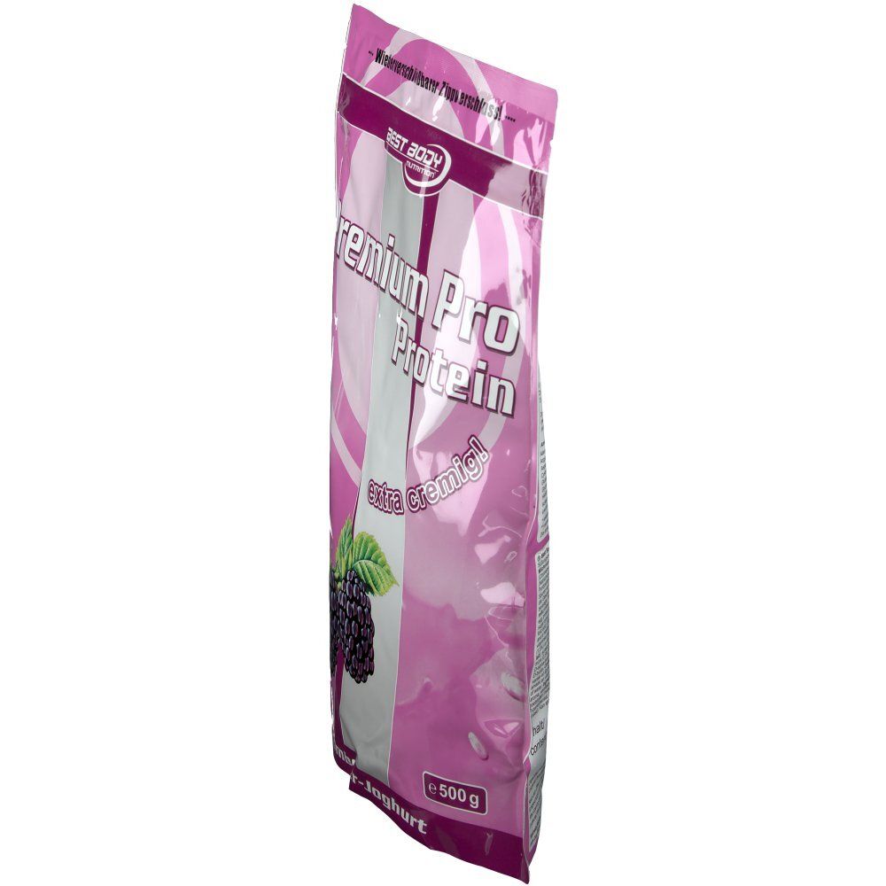 Sachet de poudre de protéine, en biais. Inscription : Premium Pro Protein, mûre, extra crémeux. Illustration de mûres.