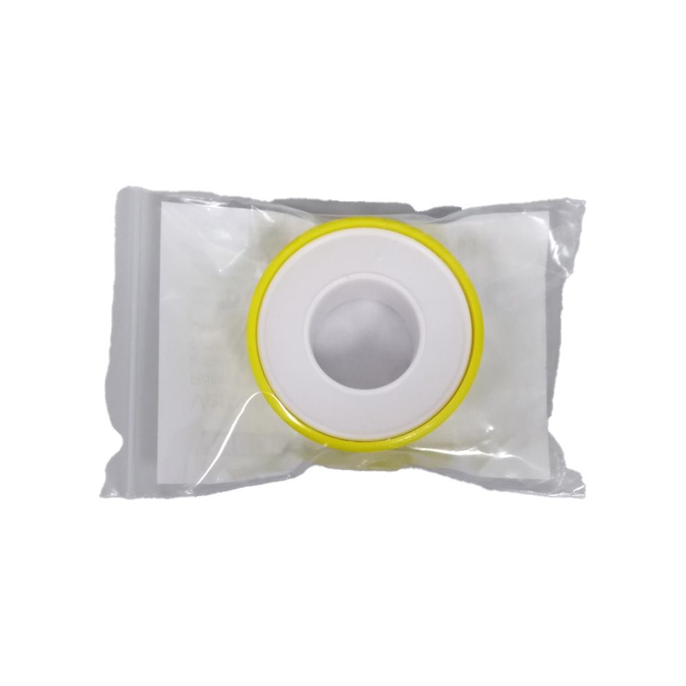 Rolle Verbandmaterial mit gelbem Rand, in transparenter Folienverpackung. Daneben ein weißes, rechteckiges Element.