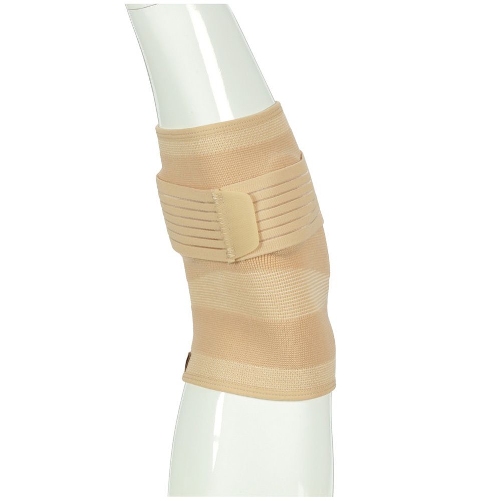 Beige Bandage am Bein. Klettverschluss. Anatomische Form. Für das Knie.