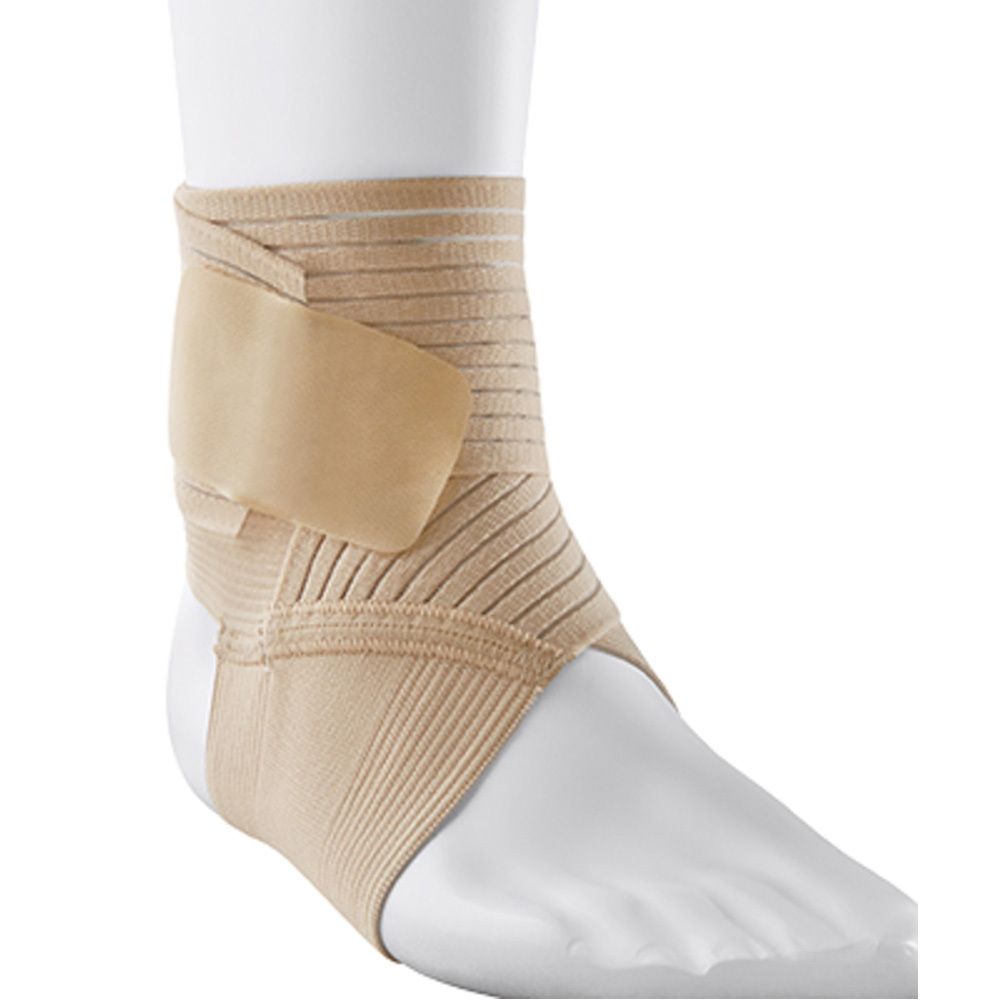 Beige FUTURO Sprunggelenk-Bandage am Fuß. Elastisches Material mit Klettverschluss. Seitliche Ansicht.