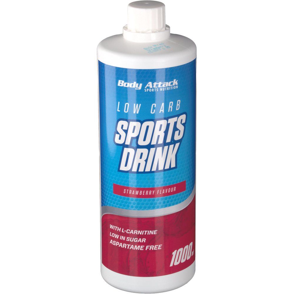 Flasche Body Attack Low Carb Sports Drink Erdbeergeschmack. Blau-weiß-rotes Etikett. Enthält L-Carnitin, zuckerarm, aspartamfrei. 1000 ml.