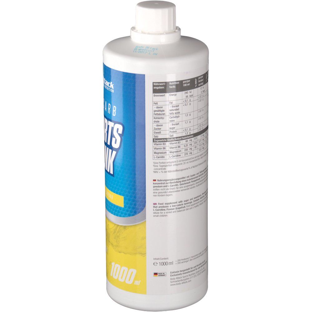 Rückseite der Flasche Body Attack Low Carb Sports Drink. Enthält Nährwertangaben und Produktinformationen. Weiße Kappe.