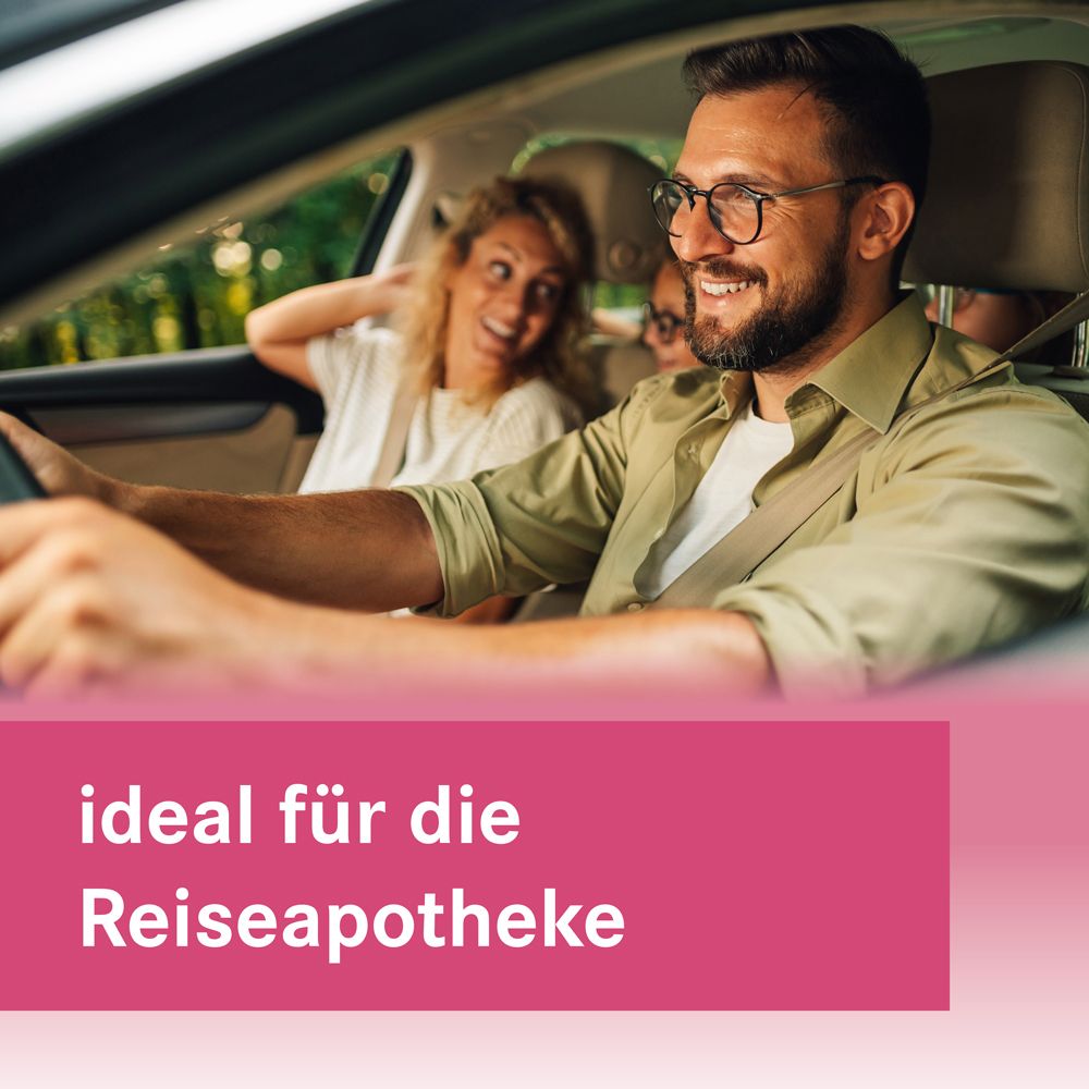Mann fährt Auto mit Familie. Text: ideal für die Reiseapotheke.