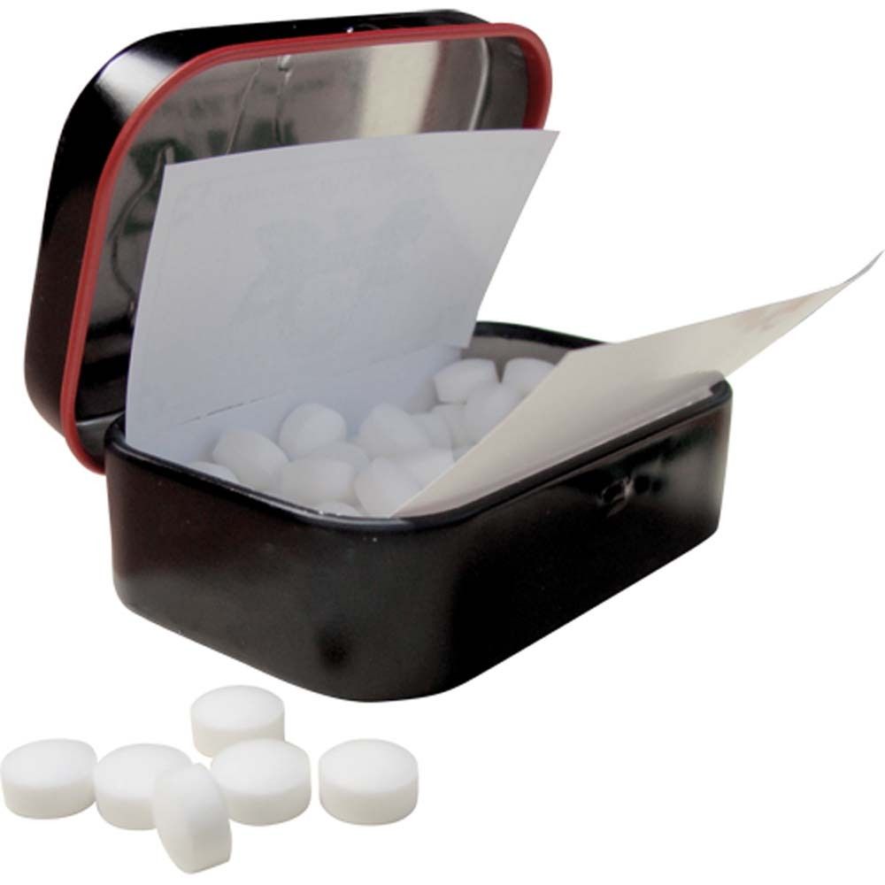 Geöffnete schwarze Metallbox mit weißen Pastillen und Papier. Einige Pastillen liegen vor der Box.