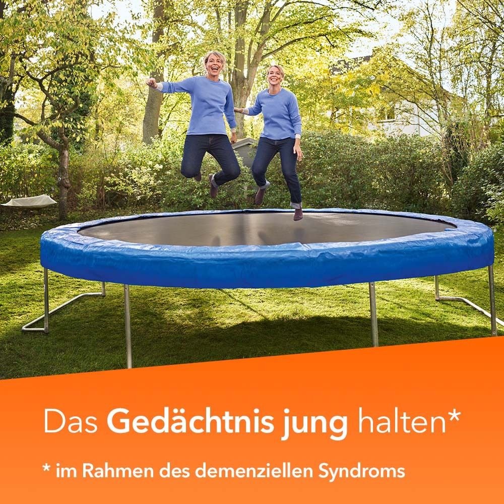 Zwei Frauen springen auf einem blauen Trampolin im Freien. Text: Das Gedächtnis jung halten.