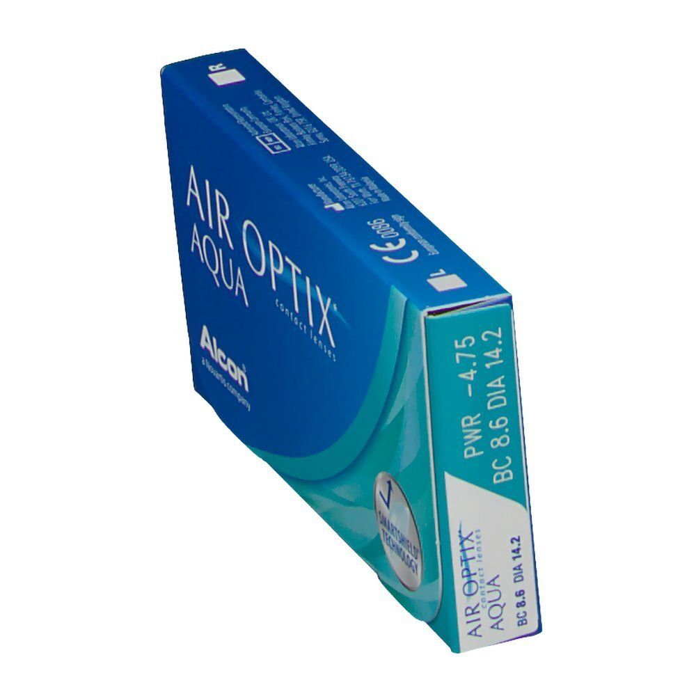 Schräg gestellte blaue Verpackung von AIR OPTIX AQUA Kontaktlinsen. Aufdruck mit Stärkenangabe.
