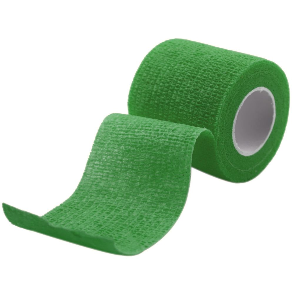Grüne, selbsthaftende Bandage. Aufgerollt, teilweise abgerollt. Weißer Kern. Textur sichtbar.
