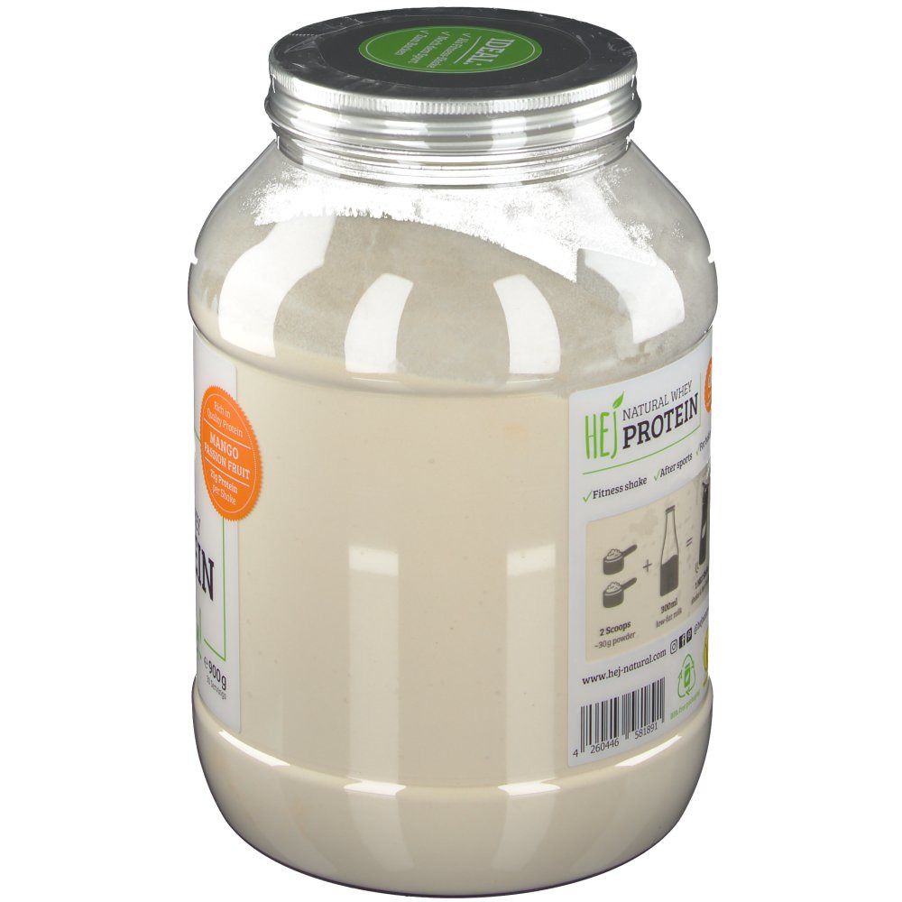 Transparenter Behälter mit HEJ Natural Whey Protein. Mango-Passionsfrucht-Aroma. Etikett mit Zubereitungshinweisen. 900g.