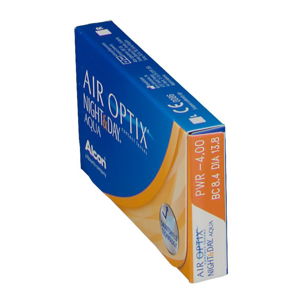 Schräg stehende Verpackung. AIR OPTIX NIGHT&DAY AQUA Kontaktlinsen. PWR -4.00, BC 8.4, DIA 13.8. Alcon Logo.