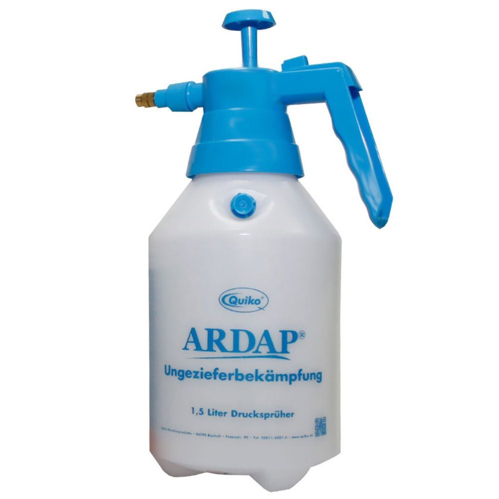 Weiß-blaue Drucksprüherflasche. Blaue Pumpe, Griff und Düse. Beschriftung: ARDAP, Ungezieferbekämpfung, 1,5 Liter Drucksprüher.
