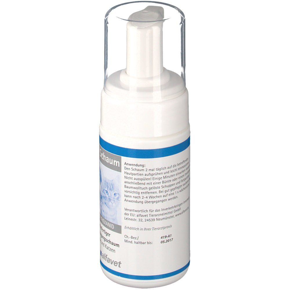 Weiße Flasche mit Text. Rückansicht. Textabschnitte in deutscher Sprache. Herstellerinformationen und Chargennummer.