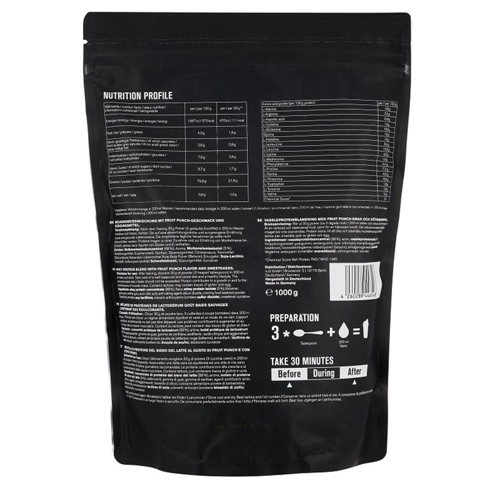 Rückseite einer schwarzen Proteinpulver-Verpackung. Enthält Nährwertangaben, Zubereitungshinweise und Herstellerinformationen.